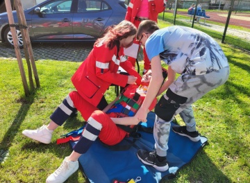 Powiększ obraz: Licealiści podczas zajęć z udzielania pierwszej pomocy